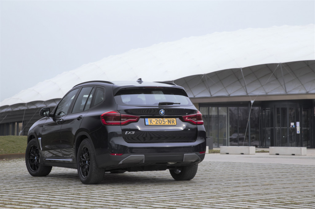 The electric BMW iX3 in 5 questions: why it is 20,000 euros more expensive than a Volkswagen ID. 4 ...
