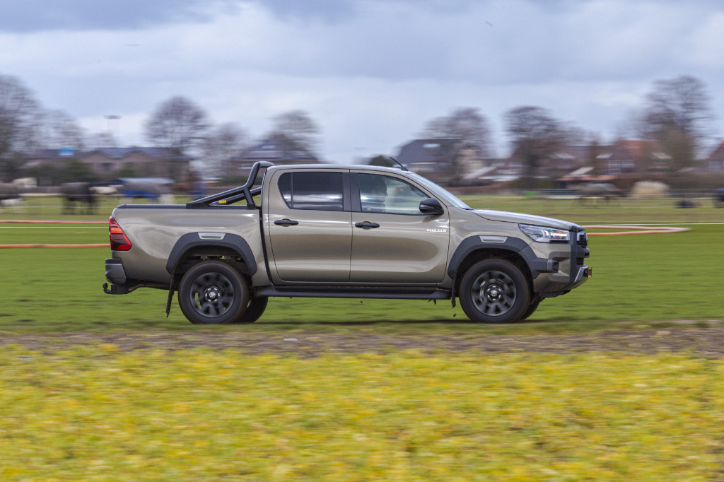 First review Toyota Hilux Double Cab: how the primeval man awakens in you