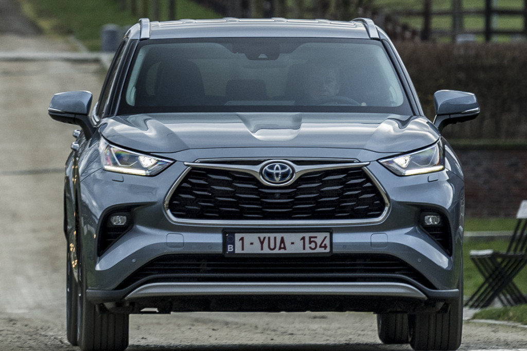 Review Toyota Highlander Hybrid: Seas of space and waves of pulling power