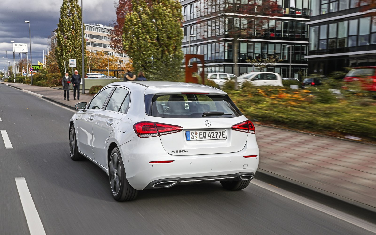 Hybrids for road eaters: that's how comfortable the Mercedes A 250e and VW Golf e-Hybrid are