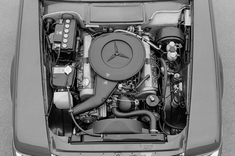 Mercedes SL celebrates its fiftieth anniversary with a battery pack